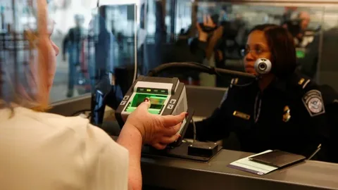 أجهزة تسجيل وتهيئة البصمات وبايومترى مطارية